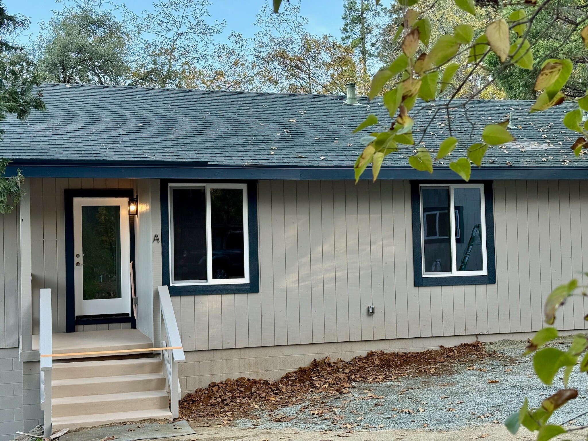 Upstairs front entrance - 13642 Brooks Rd