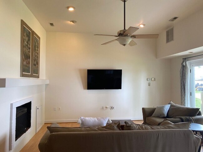 Building Photo - Riverside Drive