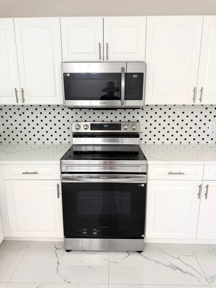 Building Photo - 699 NW Riverside Dr