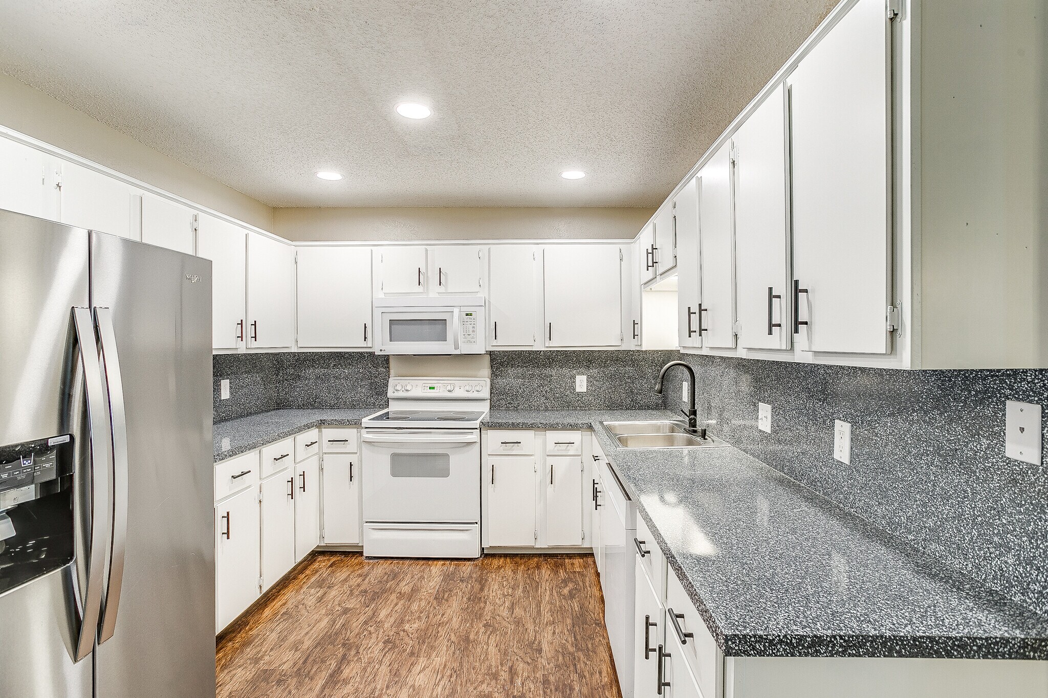 Building Photo - 1104 Sproles Dr