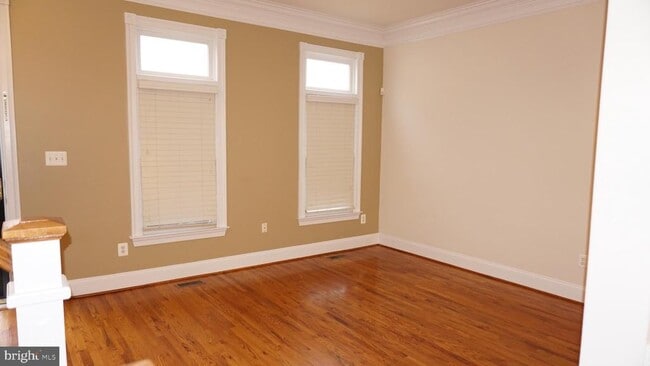 Building Photo - 405 Main St