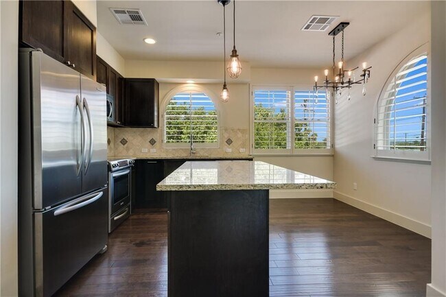 Building Photo - 2207 Pasadena Dr