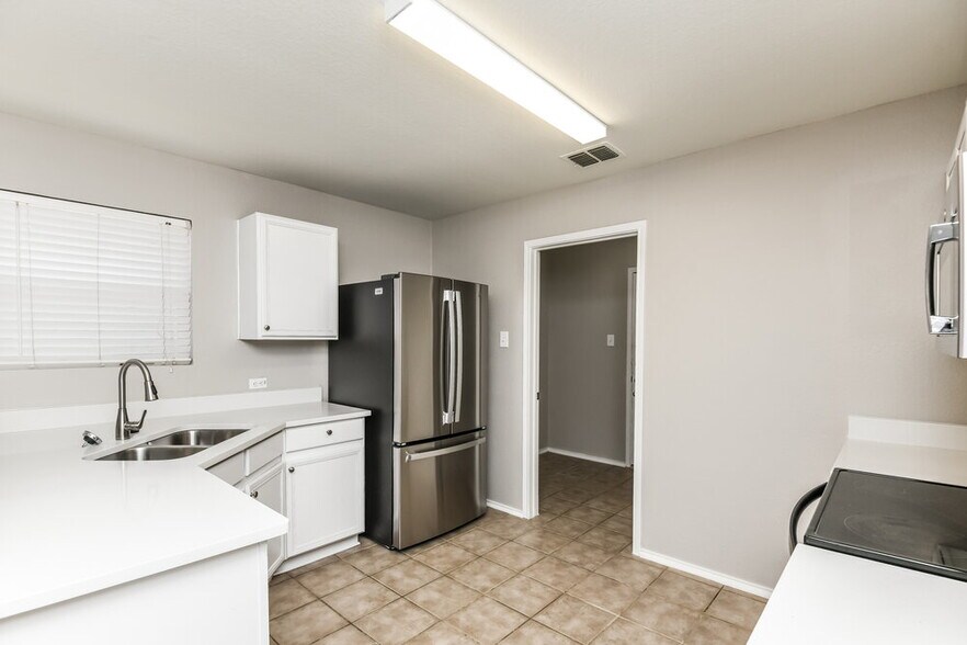 Building Photo - 6605 Meadow Way Ln