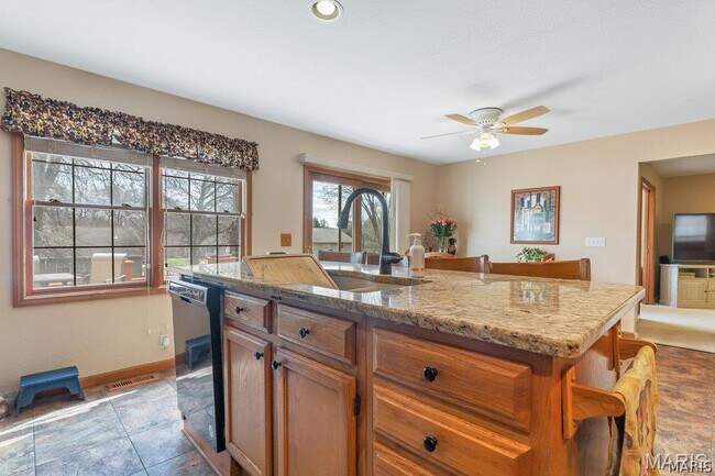 Building Photo - 2725 Timberline Dr