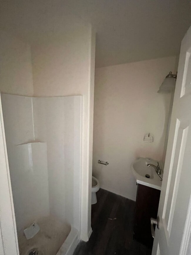 Building Photo - Cute 1 Bedroom Home