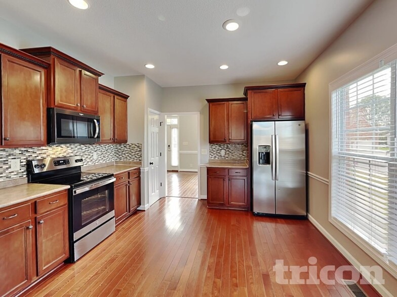 Building Photo - 935 Willow Circle