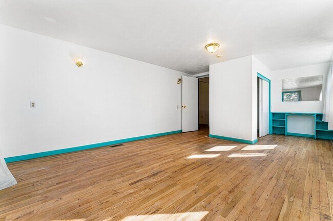 Building Photo - Old Town Lafayette Location! 4 bedrooms! Huge garage!