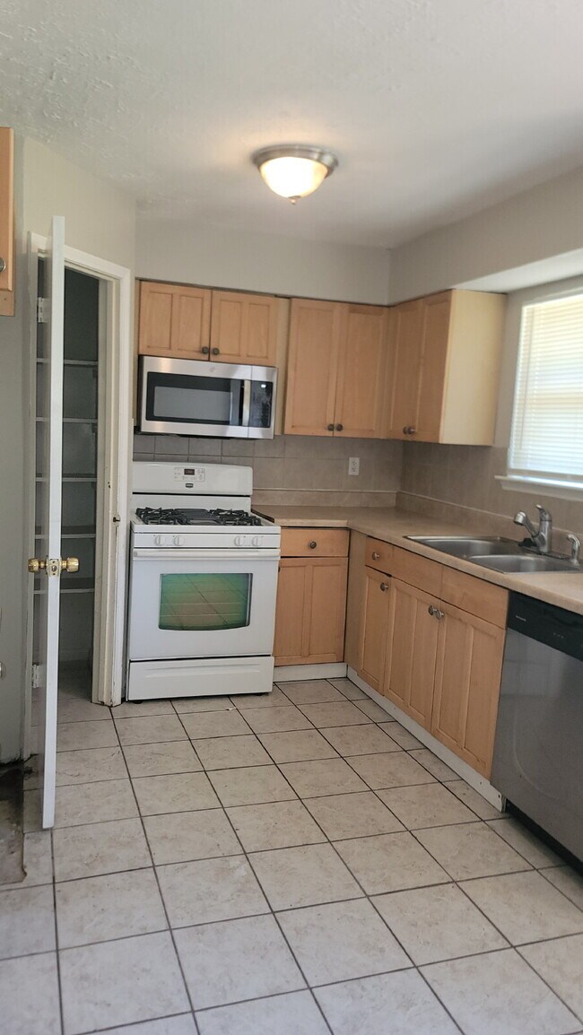 Building Photo - 16815 Methil Dr