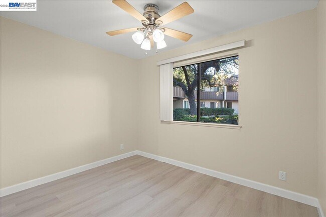 Building Photo - 999 W Evelyn Ave