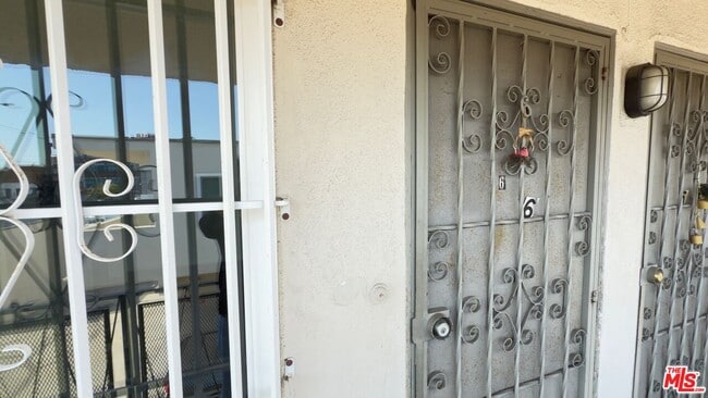 Building Photo - 979 S Kingsley Dr