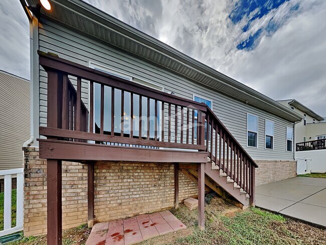 Building Photo - 2215 Ambergate Dr