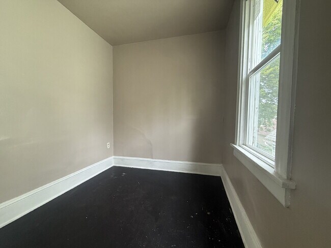 Building Photo - An affordable 2-bedroom, 1-bath unit available now!