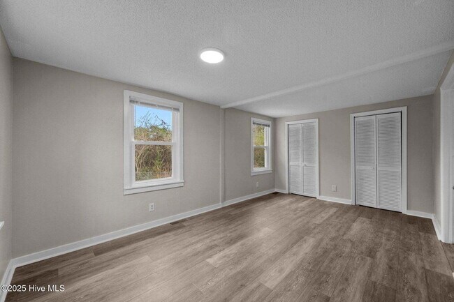 Building Photo - "Charming 4-Bedroom Home with 2 Full Baths on Murrill Hill Road – Your Perfect Jacksonville Retre...