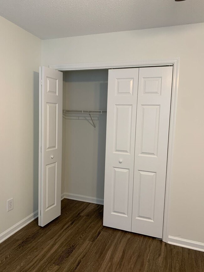 Building Photo - 3 Bedroom 2 Bath House on Hillsdale Drive