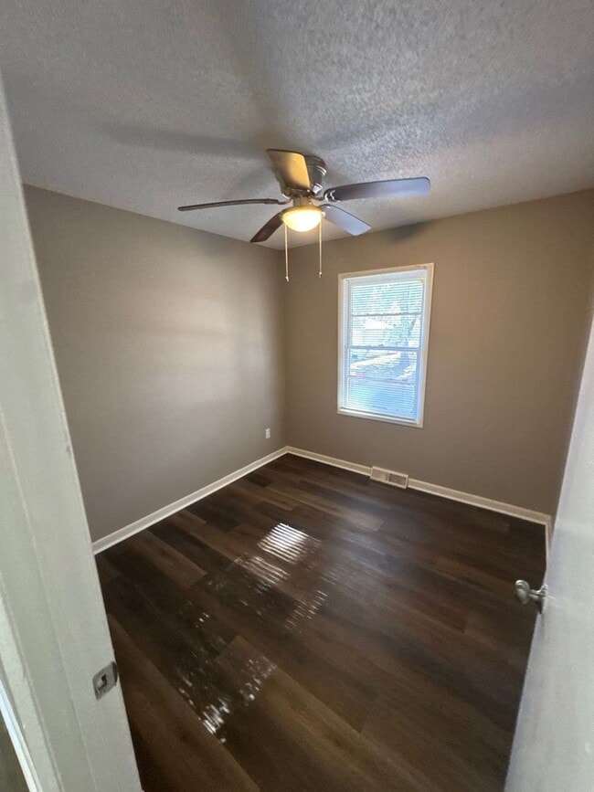 Building Photo - AVAILABLE NOW!! Oak Grove 3 Bed 2 Car garage!