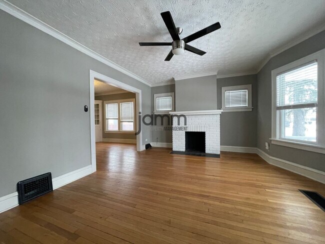 Building Photo - 2121 Carabel Ave