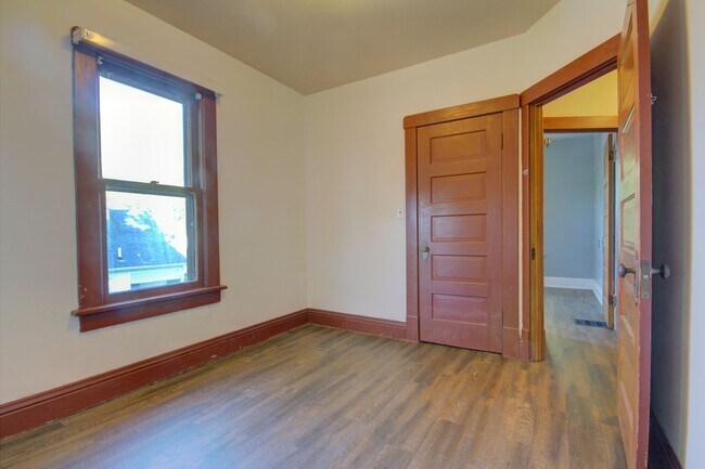 Building Photo - SL NIE2405
