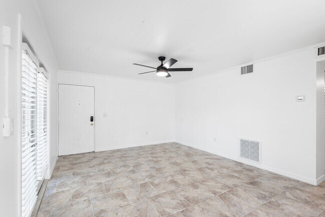Building Photo - ST PETE APARTMENT FOR RENT!!