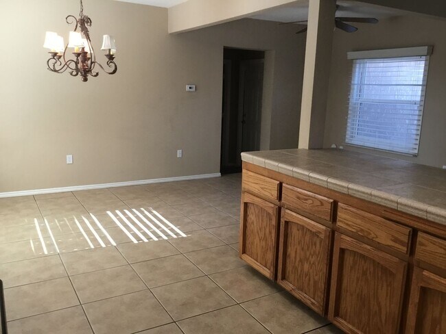 Building Photo - 5430 N Madera Ave