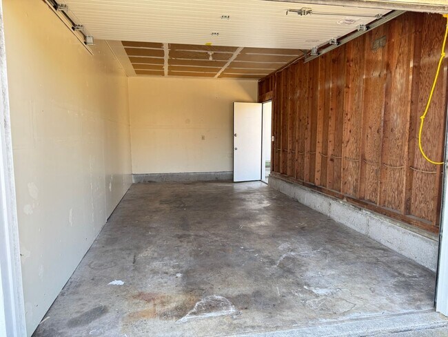 Building Photo - Large single level 2-bedroom/1 bath duplex in Springfield!
