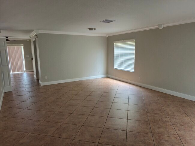Building Photo - 2033 Providence Pl
