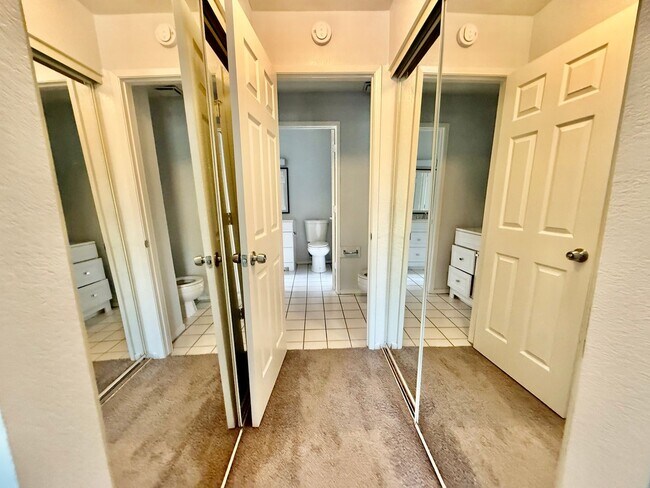 Building Photo - great condo in roseville available now