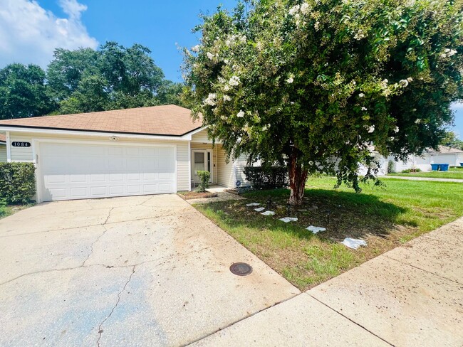 Building Photo - Spacious dog friendly home- Jacksonville