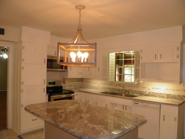 Building Photo - 212 Priscilla Dr