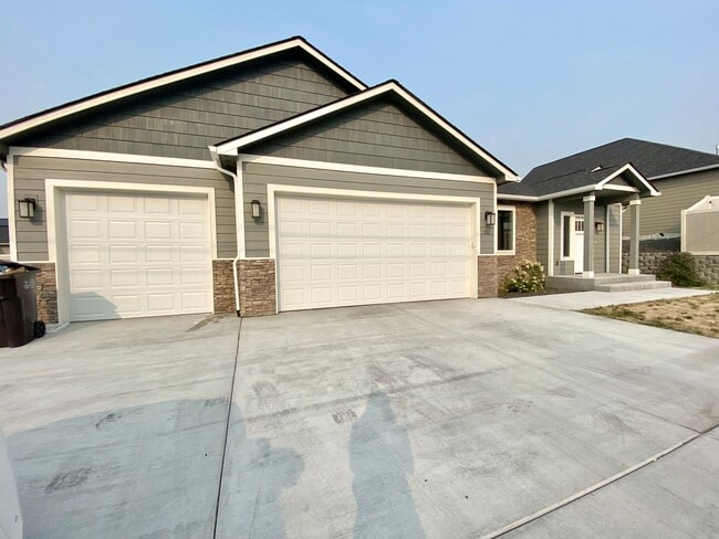 Building Photo - Stunning Home in West Valley
