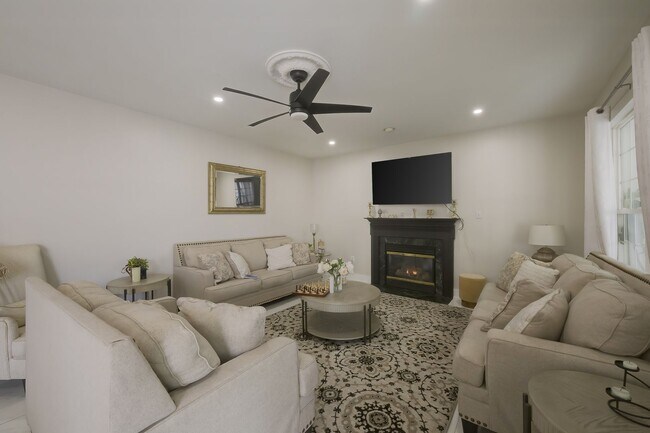 Building Photo - Luxurious Single Family Home in Emerald Farm