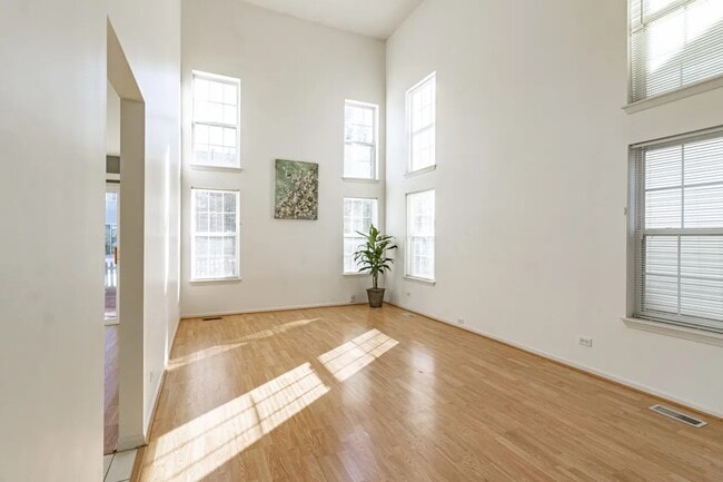 Building Photo - 1357 Newport St