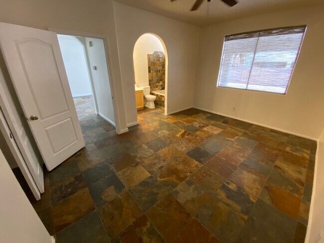 Building Photo - Beautiful 2 bed/2.5 bath home located in S...