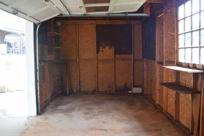 Building Photo - 4 Bed, 3 Bath Well-Located Brick Home in Lake Hickory Country Club For Rent!