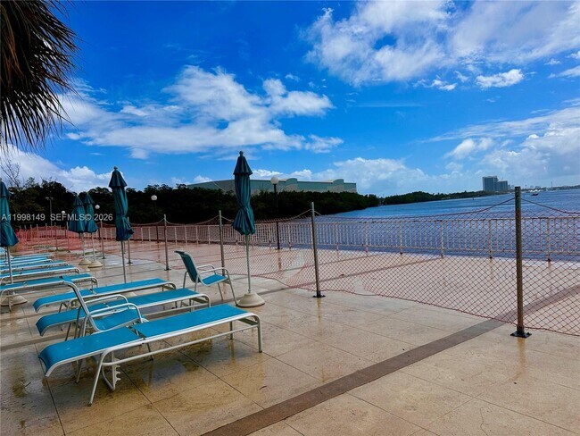 Building Photo - 500 Bayview Dr