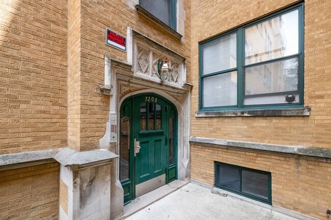 Building Photo - Two Bedroom Condo Unit in South Shore!