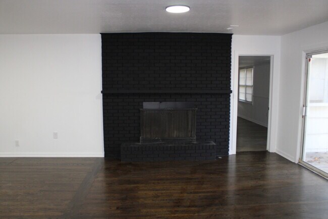 Building Photo - Move in Special - Spacious 4 Bedroom, 3 Fu...