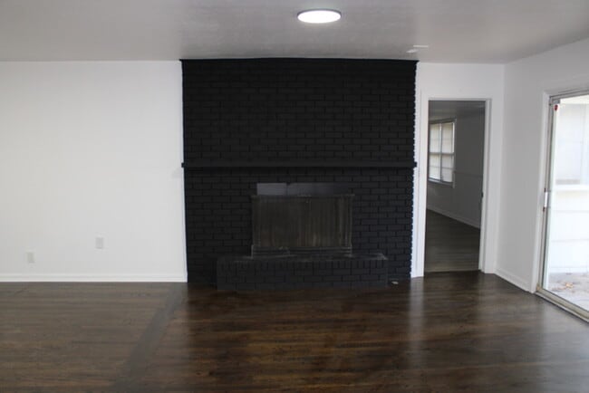 Building Photo - Spacious 4 Bedroom, 3 Full Bath Home In In...