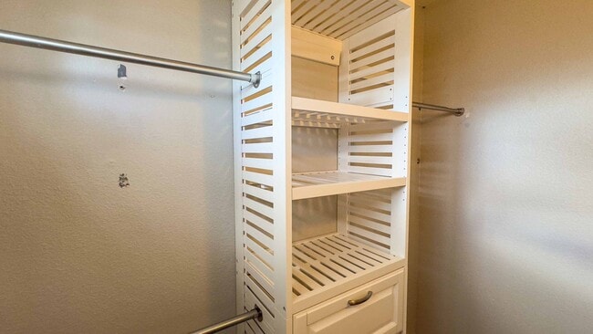 Building Photo - 3-bedroom, 2.5-bath split-level condo