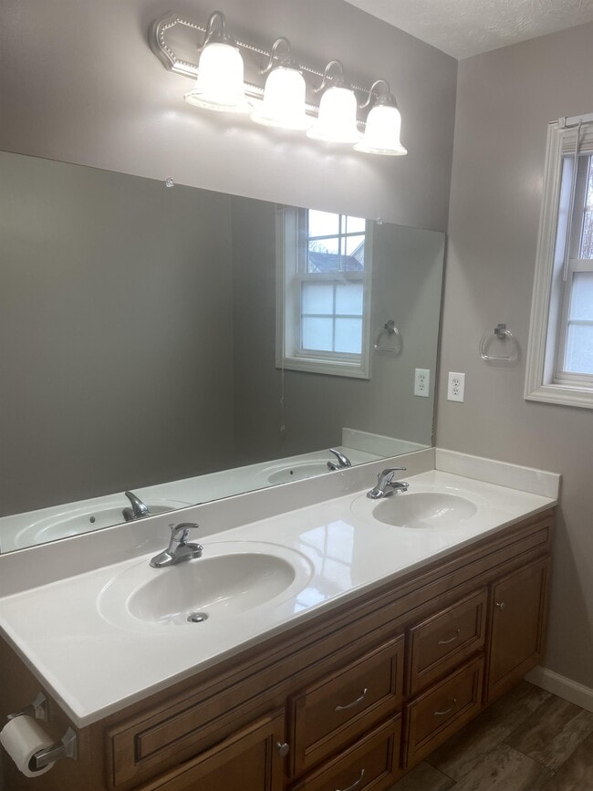 Building Photo - 3680 Fieldstone Dr