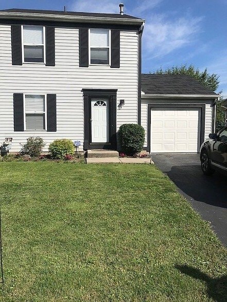 Front yard and entry - 6030 Sunwood Pl