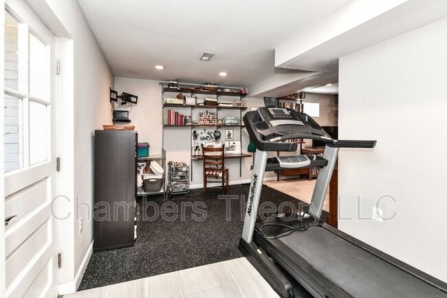 Building Photo - 1015 Woods Pl