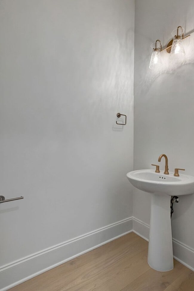 Building Photo - Luxurious Low-Maintenance Living in Westha...