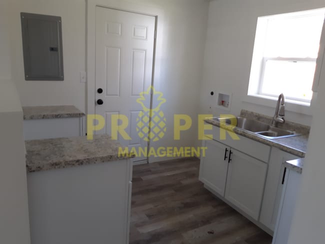 Building Photo - very cute 2 bedrooms 1 bathroom house