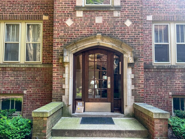 Building Photo - 219 N Oak Park Ave