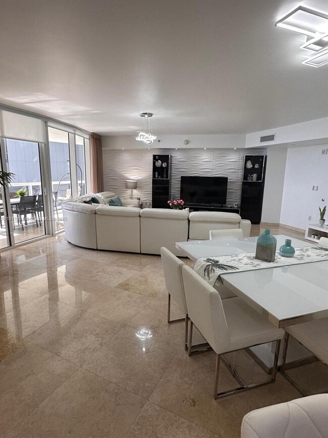 Building Photo - 17201 Collins Ave