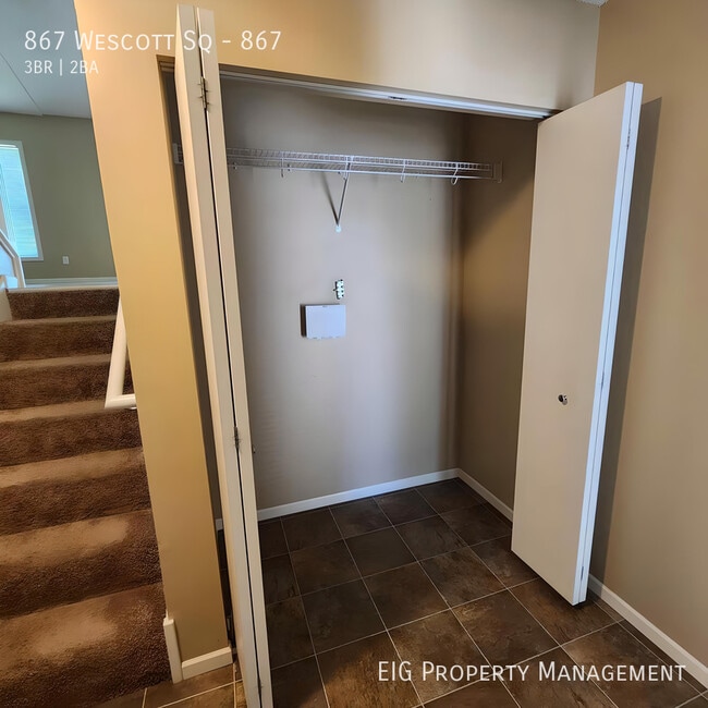 Building Photo - 867 Wescott Square