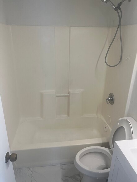 Building Photo - 412 NW 23rd Ct