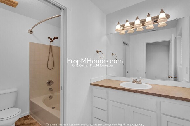 Building Photo - Spacious Townhome in Tanasbourne!