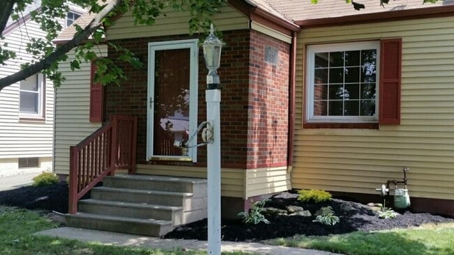 Building Photo - 817 Taylor Ave