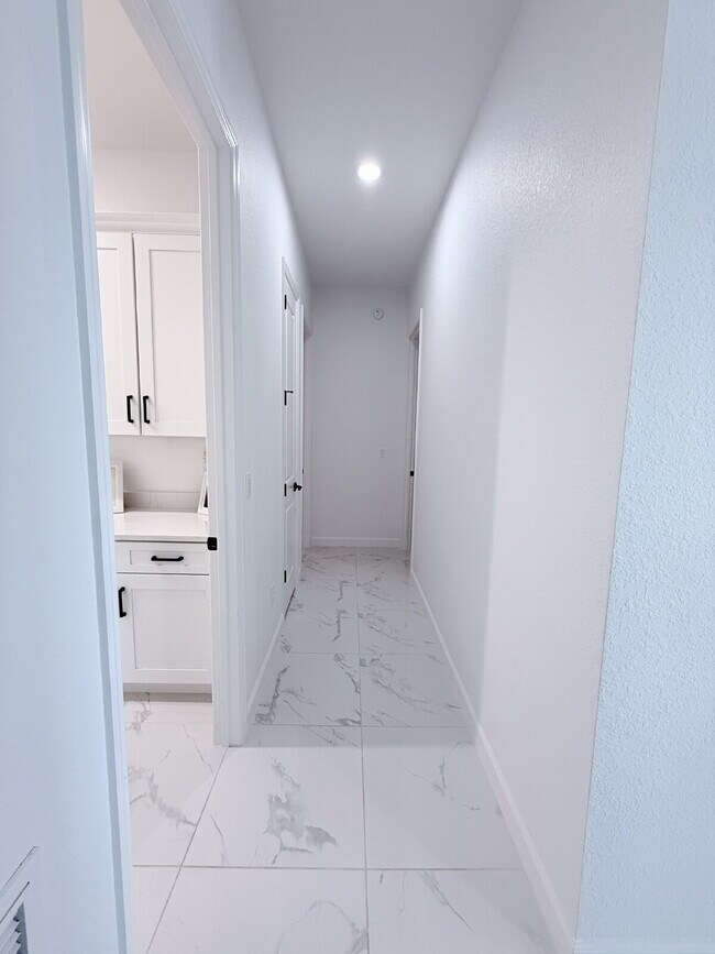 Building Photo - 5 Bedroom and 6 Bathroom, Lake view House